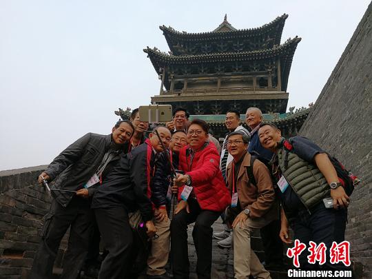 中國(guó)僑網(wǎng)海外華校校董在平遙古城合影留念,?！罱苡ⅰz