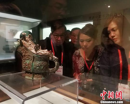 海外華校校董在山西博物院參觀?！罱苡?攝