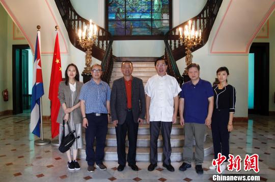 圖為中國駐古巴大使陳曦(右三)與夏春平(左三)等<a target='_blank' href='http://www.chinanews.com/'>中新社</a>訪問團成員合影,?！∮嗳鸲?攝