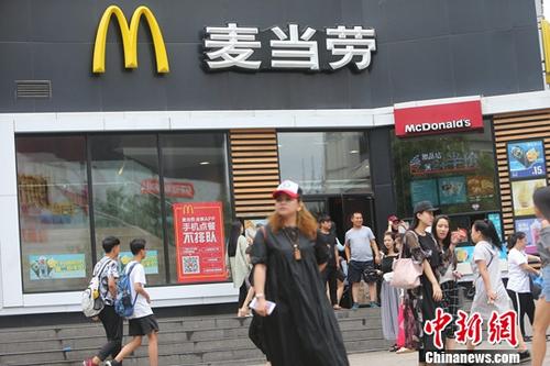 資料圖：民眾從山西太原一麥當勞前經(jīng)過,。<a target='_blank' href='http://www.chinanews.com/'>中新社</a>記者 張云 攝