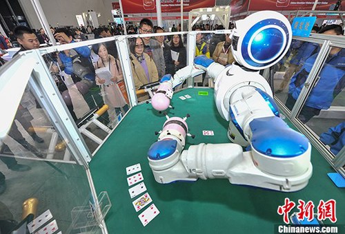 可以玩撲克牌的雙臂機(jī)器人吸引眾多參觀者。 <a target='_blank' href='http://www.chinanews.com/'>中新社</a>記者 張暢 攝