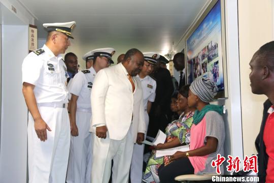 在中國(guó)海軍和平方舟醫(yī)院船，加蓬總統(tǒng)邦戈與等候就診的加蓬民眾親切交談,?！⒀?攝