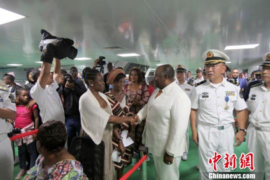 在中國(guó)海軍和平方舟醫(yī)院船，加蓬總統(tǒng)邦戈與排隊(duì)掛號(hào)的加蓬民眾親切握手,?！⒀?攝