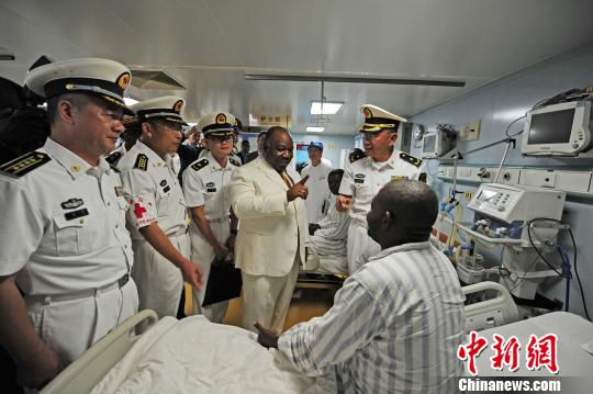 在中國(guó)海軍和平方舟醫(yī)院船,，加蓬總統(tǒng)邦戈詢問白內(nèi)障患者術(shù)后的診療效果?！〗?攝