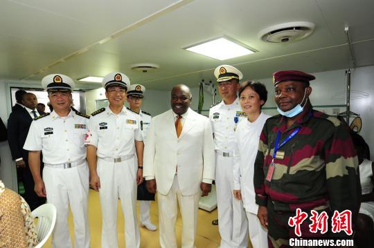 在中國(guó)海軍和平方舟醫(yī)院船門診,，加蓬總統(tǒng)邦戈與和平方舟醫(yī)院船中醫(yī)專家李偉紅(右二)及她的學(xué)生、加三軍總醫(yī)院醫(yī)生阿迪坎德姆博(右一)合影留念,?！〗?攝