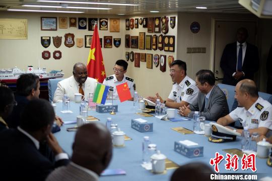 在中國(guó)海軍和平方舟醫(yī)院船會(huì)議室,，加蓬總統(tǒng)邦戈觀看了和平方舟宣傳介紹片,，并與任務(wù)指揮所領(lǐng)導(dǎo)進(jìn)行會(huì)談?！〗?攝