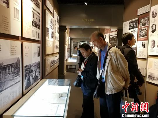 中國僑網(wǎng)海外華教代表參觀山西大學展覽館。 楊杰英 攝