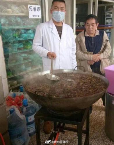 學(xué)校用鐵鍋為學(xué)生熬中藥被質(zhì)疑,？ 校方:熬得是姜湯