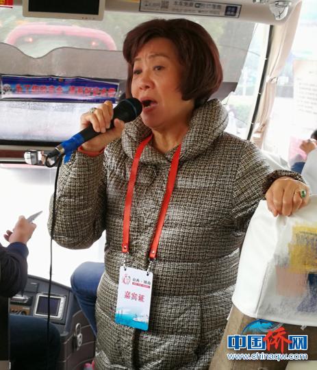中國(guó)僑網(wǎng)泰國(guó)華文民校協(xié)會(huì)副主席何韻唱起華文歌曲《鄉(xiāng)愁》，勾起了車上近40位海外華教代表心中的那份“鄉(xiāng)愁”,，不少人眼泛淚光輕聲跟著和,?！罱苡ⅰz