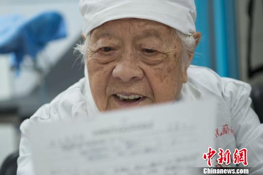 “除了念書,，為患者治療,，是我現(xiàn)在也是這輩子唯一會(huì)做的，這也是我活著的價(jià)值,?！庇谳d畿老人說，要干到不能干為止,?！∥淇〗?攝