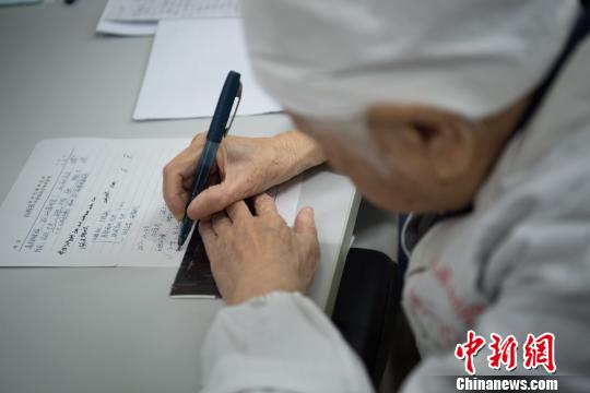 “于老眼睛不太好,，用尺子比著不至于寫歪,?！蓖趵ㄏ蛴浾呓忉尅,！∥淇〗?攝