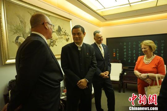 中國僑網(wǎng)悉尼中國文化中心主任陳霜（左二）與來賓會(huì)談,?！×_小紅　攝