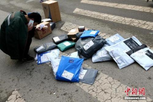 資料圖：快遞員在打電話聯(lián)系收快遞者,。<a target='_blank' href='http://www.chinanews.com/'>中新社</a>記者 張遠(yuǎn) 攝