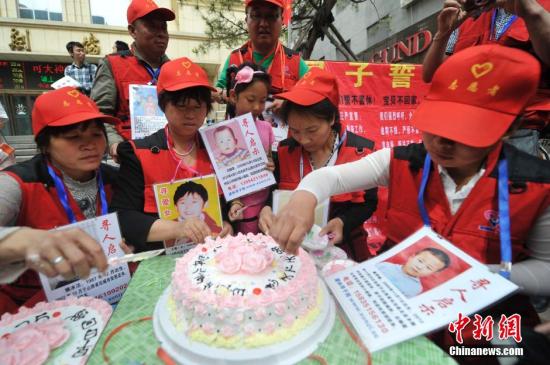 資料圖：山西愛心尋子團(tuán)的志愿者與尋子家長(zhǎng)走上街頭,，宣傳打拐防拐知識(shí)。<a target='_blank' href='http://www.chinanews.com/'>中新社</a>發(fā) 韋亮 攝