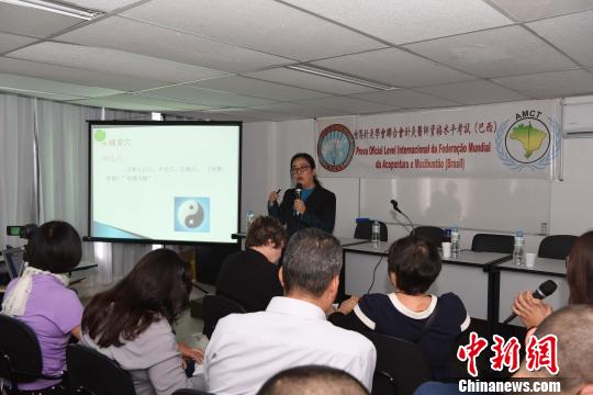 圖為中國中醫(yī)科學院針灸研究所主任醫(yī)師楊金洪作專題講座,。　莫成雄 攝