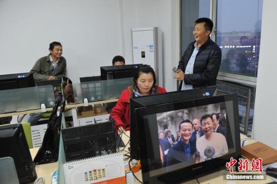 資料圖：農(nóng)民電商王小幫與加班的員工聊天,。 <a target='_blank' href='http://www.chinanews.com/'>中新社</a>記者 韋亮 攝