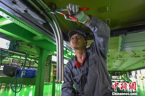 資料圖：中車南寧產(chǎn)業(yè)基地工人在生產(chǎn)線上作業(yè),。<a target='_blank' href='http://www.chinanews.com/'>中新社</a>記者 俞靖 攝