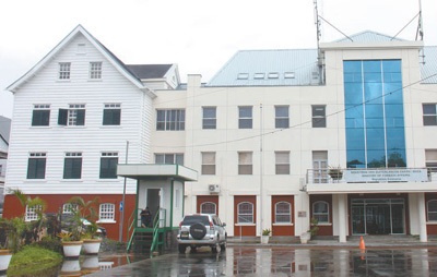 中國政府援建的新蘇里南外交部大樓,成為帕拉馬里博的地標性建筑之一,。
