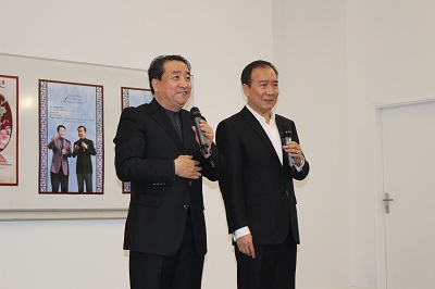 姜昆、戴志誠合說相聲《樂在其中》,。