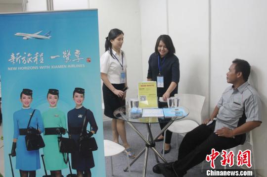 廈門航空等10多家印尼中資企業(yè)及相關(guān)印尼企業(yè)參加展會(huì)并進(jìn)行現(xiàn)場(chǎng)招聘,?！×钟纻?攝