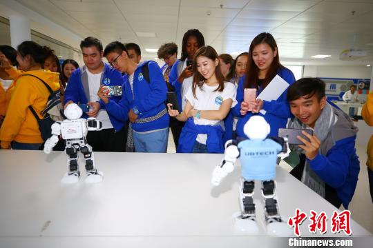 中國僑網(wǎng)圖為營員參觀機(jī)器人工廠,?！⊥踽恕z