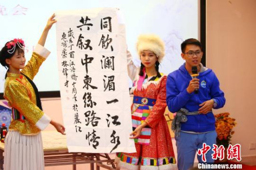 圖為營員展示自己的書法作品,?！⊥踽恕z