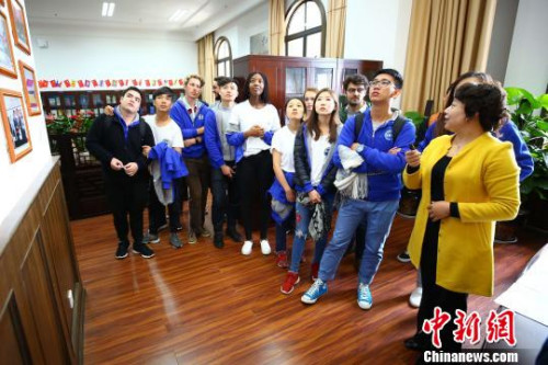 圖為營員參觀云南大學(xué)“一帶一路”研究院,?！⊥踽恕z