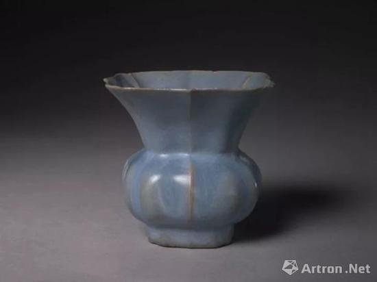 宜興窯仿鈞天藍(lán)釉方渣斗,，明,，高8cm,口邊長(zhǎng)8.6cm,足邊長(zhǎng)4.3cm.