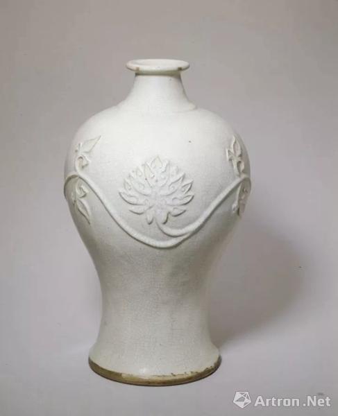 宜興窯塑貼蓮花紋梅瓶,，明，高28.1cm,口徑4.9cm,底徑14.2cm.