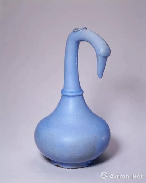 宜興窯天藍(lán)釉鵝頸瓶,，明，高24.5cm,口徑2.4cm,足徑7.6cm.