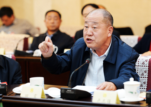 田震常委在分組討論會上發(fā)言,。
