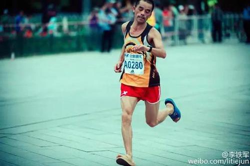還有這種操作,！非洲兄弟穿涼鞋參加嵩山馬拉松奪冠