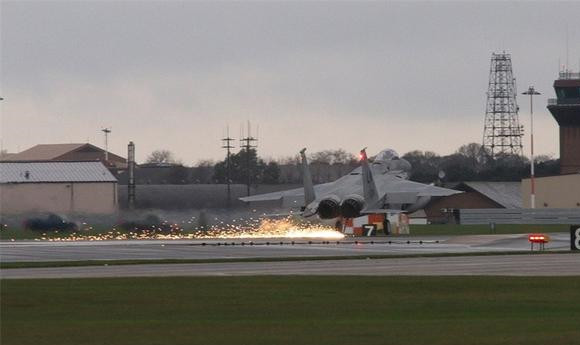日本自衛(wèi)隊F-15戰(zhàn)斗機(jī)緊急著陸 因飛行員腿麻了