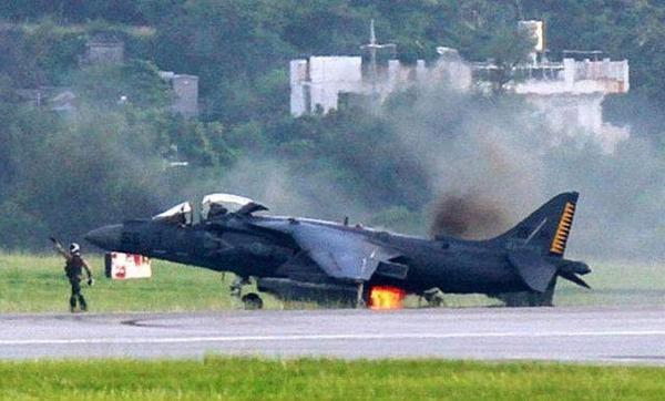 日本自衛(wèi)隊F-15戰(zhàn)斗機(jī)緊急著陸 因飛行員腿麻了