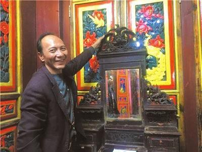 51歲的楊躍宣自遇假畫后，收藏興趣便轉(zhuǎn)向古建,。
