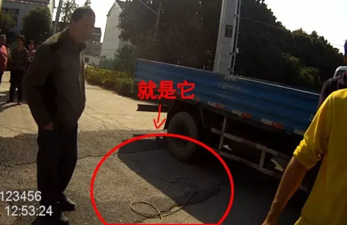 現(xiàn)實(shí)版原力?面包車(chē)行駛中突然跳起 電動(dòng)車(chē)被甩飛