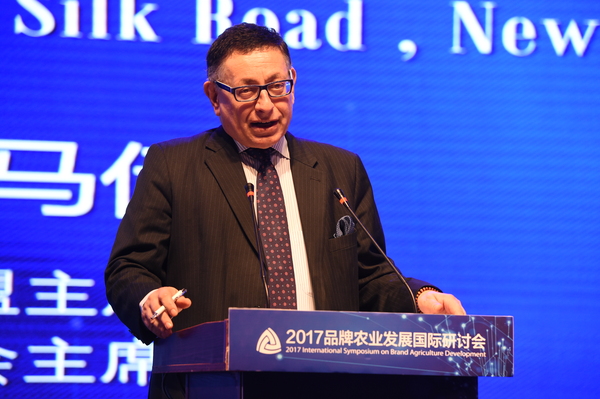 國際農業(yè)協會聯盟主席,，歐洲新絲路理事會主席，波蘭雇主協會顧問斯拉沃米爾·馬伊曼發(fā)表主題演講