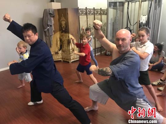 中國僑網布雷特的師父方山（左）到布魯特的武館現(xiàn)場傳授絕招?！√丈缣m　攝