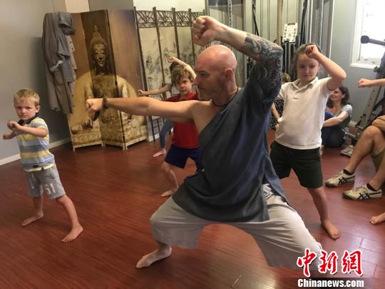 布雷特正在給小學員上課?！√丈缣m 攝