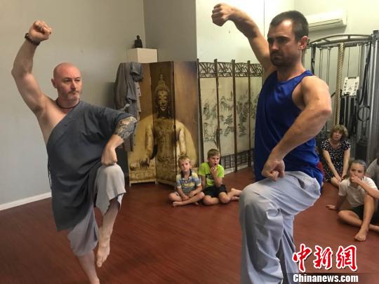 布雷特和弟子切磋功夫,?！√丈缣m 攝