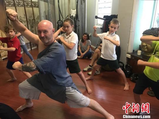 布雷特給小學員做示范,。　陶社蘭 攝