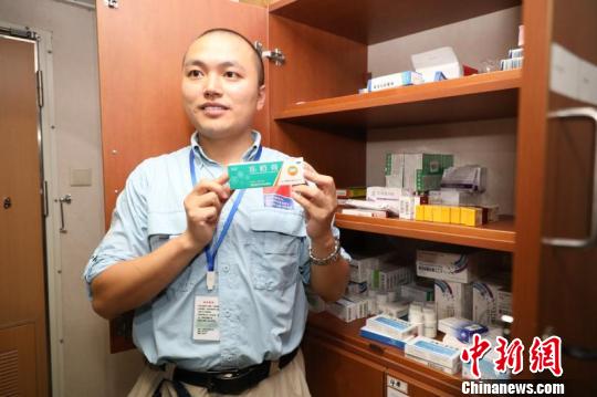 熊凱對(duì)記者說，船上藥品按照人體系統(tǒng)將進(jìn)行分類,，每月都將進(jìn)行清點(diǎn),，以及時(shí)補(bǔ)充。　張珩 攝