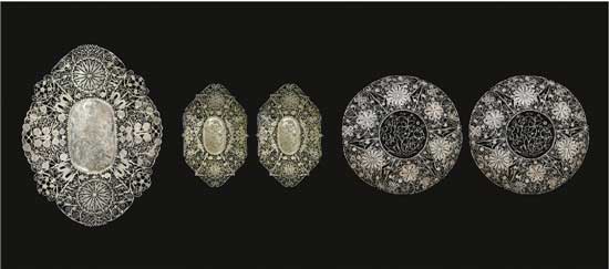 累絲鏤空盤 A Set of Filigree Openwork Plates 民國 大菱形 長：20cm,；寬：15.6cm；重：136g 小菱形 長：14.5cm,；寬：10cm,；重：57g、61g 圓形款 口徑：16.4cm,；重：110g、108g