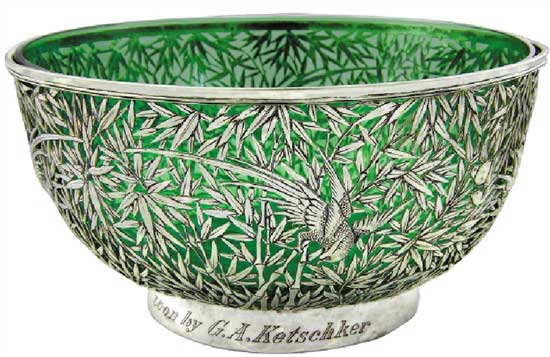 竹葉紋鏤空琉璃大碗   Glass bowl with Openwork Silver Base with Bamboo Leaf Design   晚清 通高：10.6cm,；口徑：20.6cm；底徑：11.5cm,；銀托重：463g,；琉璃重：806g 款識(shí)：怡安，WH,，90   收藏界素有“貨高一等,，價(jià)高十倍”的說法，晚清是中國外銷銀器種類最多,、數(shù)量最豐富的時(shí)期,，激烈的競(jìng)爭(zhēng)使銀匠在工藝和設(shè)計(jì)上都下足功夫,，創(chuàng)造出各種精品。這件竹葉紋鏤空琉璃大碗鑲邊,，弧壁,，深腹，圈足,，運(yùn)用鏤空工藝通體鏤雕竹林,，在其中還鏤雕一鳥穿梭于林間，碗底鏤空形成錢幣紋樣,，寓意財(cái)源廣進(jìn),。此碗工藝固然精湛，但銀匠的創(chuàng)造力更讓人贊嘆,，在內(nèi)部配以一綠色琉璃碗,，結(jié)合銀碗的竹林造型產(chǎn)生綠影流動(dòng)、生機(jī)盎然之感,，令人賞心悅目,。巧妙的搭配也使得這件銀碗成為了同種器物中不可多得的精品。