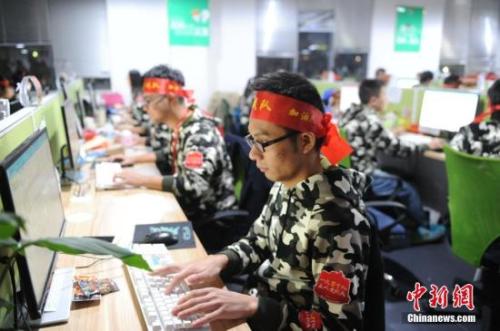 資料圖：2016年11月11日,，網(wǎng)絡(luò)購物節(jié)。安徽蕪湖某電商半小時內(nèi)成交額突破一億,。<a target='_blank' href='http://www.chinanews.com/'>中新社</a>記者 張婭子 攝