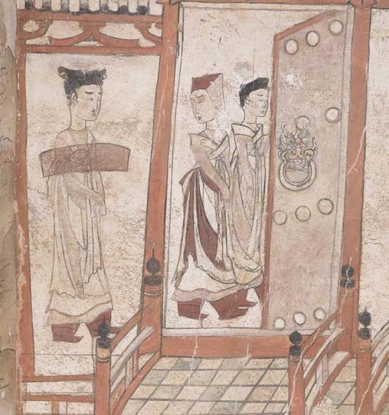 忻州九原崗墓道北壁(局部),，廊中侍女臂橫一物為何物或待考