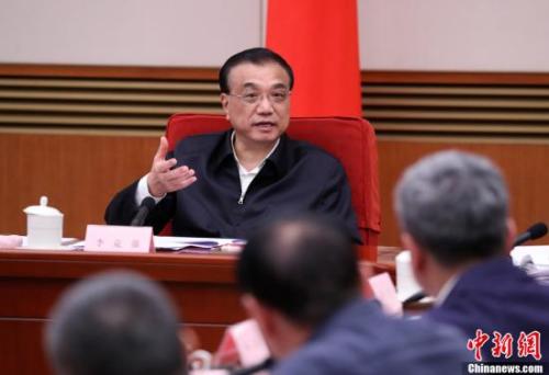 11月7日,，中共中央政治局常委,、國(guó)務(wù)院總理李克強(qiáng)主持召開(kāi)經(jīng)濟(jì)形勢(shì)專家和企業(yè)家座談會(huì),，就貫徹落實(shí)黨的十九大精神,、做好下一步經(jīng)濟(jì)工作聽(tīng)取意見(jiàn)建議,。<a target='_blank' href='http://www.chinanews.com/'>中新社</a>記者 劉震 攝