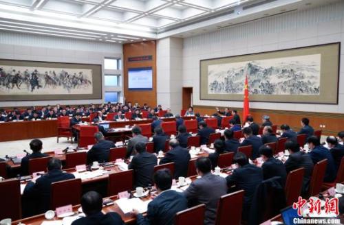 11月7日,，中共中央政治局常委、國(guó)務(wù)院總理李克強(qiáng)主持召開(kāi)經(jīng)濟(jì)形勢(shì)專家和企業(yè)家座談會(huì),，就貫徹落實(shí)黨的十九大精神,、做好下一步經(jīng)濟(jì)工作聽(tīng)取意見(jiàn)建議。<a target='_blank' href='http://www.chinanews.com/'>中新社</a>記者 劉震 攝