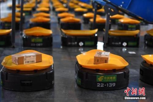 智能迎戰(zhàn)“雙11” 智能分揀機(jī)器人“小黃人”正式上崗,。圖/韓蘇原