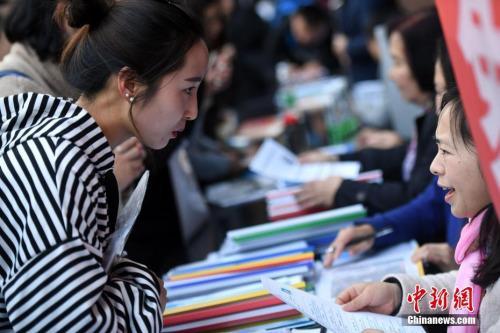 資料圖：招聘會(huì)現(xiàn)場(chǎng)在洽談的雙方,。<a target='_blank' href='http://www.chinanews.com/'>中新社</a>記者 李進(jìn)紅 攝